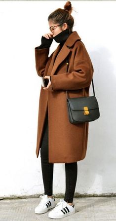 Mantel Outfit, Winter Mode Outfits, Fall Fashion Coats, Dress Cape, Winter Outfits Aesthetic, Winter Fashion Outfits Casual, Cape Dress, Brown Coat, Coat Outfits