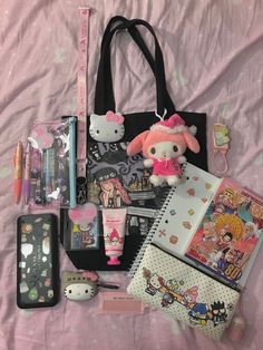 Kawaii Purse Essentials, Sanrio School Bag, Sanrio Backpack For School, Fotos Hello Kitty, Sanrio School Supplies, Sanrio Tote Bag, Bag Tour, Sanrio Bag