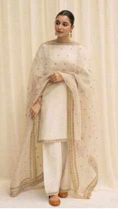 Simple Eid Outfits, Simple Dress Casual, Pakistani Women Dresses, Eid Outfit, Fancy Wedding Dresses