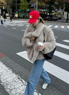 New Years Paris Outfit, New York Outfits January, New York In January Outfits, Jacket Style Woman, Fuzzy Hat Outfit, Amsterdam Fits, Outfits With Fur Coats, Amsterdam Outfits, Paris In January