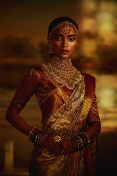 भारतीय दुल्हन संबंधी, Indian Blouse Designs, South Indian Blouse Designs, Sabyasachi Lehenga, Blouse Designs Indian, Indian Photoshoot, Indian Woman, Gold And Red, Trendy Blouse Designs