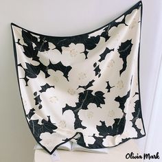 Olivia Mark – Primavera y verano nuevo pañuelo cuadrado grande de seda de sarga impresión floral simulación pañuelo de seda Large Square Scarf, Scarf Square, Silk Headscarf, Silk Twill Scarf, Small Scarf, Scarf Style, Scarf Material, Satin Bags, Hijab Scarf