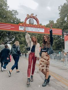 Winter Festival Outfit Cold, Austin City Limits Festival Outfits, Warm Festival Outfit, Acl Festival Outfit, Outdoor Festival Outfit