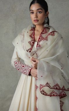 Trendy Outfits Indian, Traditional Indian Dress, Desi Fashion Casual, Casual Indian Fashion, Pakistani Fancy Dresses, Pakistani Dresses Casual, Salwar Kamiz, Indian Dresses Traditional, Traditional Indian Outfits