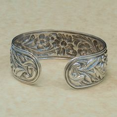 Vintage Cuff Vintage Sterling Silver Flower Cuff Bracelet - Etsy.de Flower Cuff Bracelet, Flower Cuff, Victorian Bracelet, Silver Jewelry Handmade, Sterling Silver Flowers, Flowers Leaves, Boho Look, Bracelet Silver, Jewelry Handmade