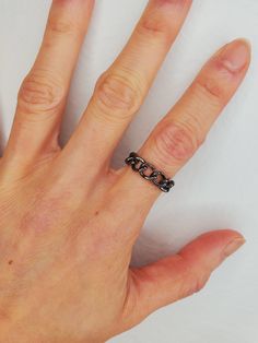 Bold and edgy, this chain ring distinguishes itself to wear perfect alone or stacked with other metals. Rotate with your other favorite rings and jewelry.  -Gunmetal chain 7.5x6mm -Flexible strong chain -Lead and nickel free -Hypoallergenic -Free gift packaging with each order FREE SHIPPING! Black Metal Rings, Link Ring, Linking Rings, Gold Ring Stack, Everyday Rings, Ring Minimalist, Minimalist Ring, Ring Black, Unique Handmade Jewelry