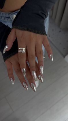 Nails And Rings, Nagellack Trends, Chrome Nails Designs, Metallic Nails, Silver Nails, Classy Nails, Nail Arts