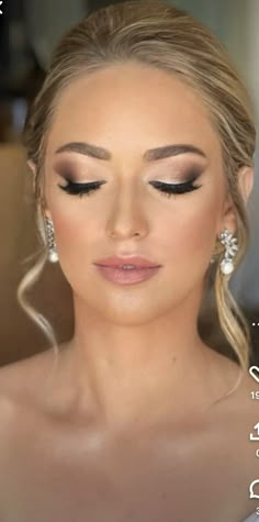 Ein atemberaubendes Augen-Make-up kann Ihrem Gesicht eine besondere Ausstrahlung verleihenAber mit so vielen verschiedenen Techniken und Produkten kann es schwierig seindas perfekte Augen-Make-up... Glam Bride Makeup, Wedding Makeup For Blue Eyes, Wedding Eyes, Wedding Makeup Bride, Wedding Eye Makeup, Glam Wedding Makeup, Bridesmaid Hair Makeup, Bridal Makeup Natural, Wedding Day Makeup