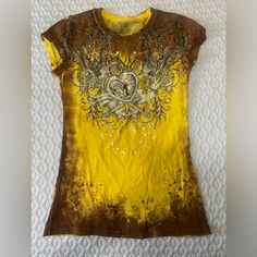 Yellow/Brown Distressed Color + Foil T-Shirt Brand: Rue21 Size: L Never Worn Smoke-Free, Pet-Free Household. Distressed Brown Summer Tops, Brown Short Sleeve Distressed Top, Brown Distressed Short Sleeve Top, Brown Distressed Crew Neck Top, Brown Short Sleeve Y2k Top, Fitted Acid Wash Short Sleeve Tops, Fitted Brown Graphic T-shirt, Fitted Brown Graphic Tee, Yellow Tshirt