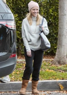 Ugg Boots Outfit Baddie, Ugg Boots Outfit Chestnut, Reese Witherspoon Style, Petite Celebrities, Blue Puffer Jacket, Joan Smalls