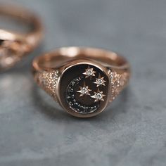 14kt gold black diamond moon and white diamond stars vintage signet ring * features scattered diamonds on the sides of the band Luna Skye, Moon Vintage, Body Chains, Star And Moon, Diamond Star, Ring Vintage, Pretty Jewellery, 14kt Gold, Signet Ring