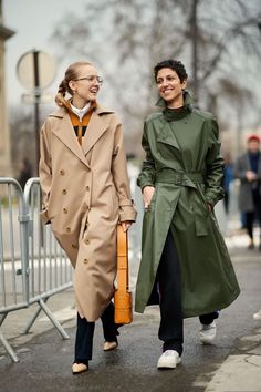 street style_coat - DIMANCHE Italian Street Style, Walking Down The Street, Top Street Style, Trench Coat Outfit, Street Style Blog, Daily Fashion Inspiration, Moda Paris, Paris Fashion Week Street Style, Street Style Trends