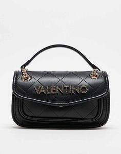 Accessories fra Valentino Bags Praktisk og poleret Lang crossbody-strop Kædedetalje Logodesign Gennemgående og quiltet design Kan bæres over skuldrene eller på tværs af kroppen Flaplukning der foldes ned foran Magnetisk spænde Indvendigt rum Valentino Crossbody Bag, Valentino Crossbody, City Break Outfit, Luxury Gifts For Her, Black Jumper Dress, Bag With Chain, Modest Fashion Winter, Christmas Jumper Dress, Trainer Heels