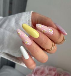 Capture the essence of sunny days with our radiant summer yellow nails! Flash a smile on your hands with a color that's as warm and inviting as a sunny afternoon. Summer Nails Almond, Stone Nail Art, Yellow Nail Art, Cute Short Nails, Daisy Nails