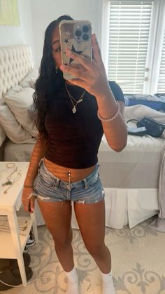 Semi Nice Outfits, Shorts Ideas Outfit, Girly Summer Outfits Shorts, Jean Shorts Outfit Baddie, Baddie Shorts Outfit, Cute Shorts Outfits For School, Short Sleeve Outfits For School, Short Thick Body Outfits, How To Style Black Jean Shorts