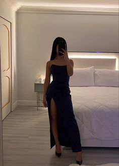 Sleek Black Prom Dress Classy, Basic Black Prom Dress, Black Prom Dresses Long Elegant Classy, New York Night Life Outfit, Mafia Wife Dress, Black Prom Dress Tight, Prom Dress Brunette, Prom Dresses For Brunettes, Long Black Dress Aesthetic