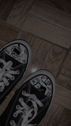 Converse Drawn On, Drawn On Converse Grunge, Converse Reference, Writing On Converse, Drawn On Shoes, Converse Designs Diy, Doodles On Shoes, Doodles On Converse, Drainhook Aesthetic