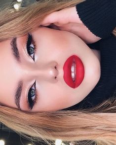 Red Corner Eye Makeup, Mack Up Looks, Makeup Ideas With Red Lips, Makeup With Red Lipstick, Rockabilly Makeup, Daytime Makeup