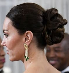 Kate Middleton Hair Updo, Diana And Her Sons, Hair Tied Back, Kate Middleton Family, Princesse Kate Middleton, Bun Style, Princess Of Wales Style, Hair Elegant, Hair And Makeup Inspiration