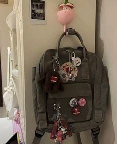 Backpack With Keychains And Pins, Bookbag Inspo For School, Bag Packs For College, Dark Academia Astethic Outfits, Bookbag Pins Aesthetic, School Bag Decoration Ideas, Bag With Pins Aesthetic, Cute Backpacks Aesthetic, Aesthetic School Backpack