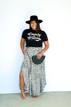 Maxi Skirt With Graphic Tee Outfit Plus Size, Maxi Skirt Summer 2023, Plus Size Maxi Skirt Outfit Summer, Black Maxi Dress Western Outfit, Nashville Outfits Skirt, Skirt Tshirt Outfit Plus Size, Women’s Brunch Outfit, Plus Size High Waisted Skirt, Band Shirt With Skirt Outfit