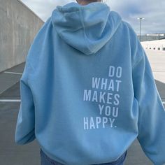 Améliorez votre style et adoptez le confort avec notre sweat à capuche sportif ample imprimé « Do What Makes You Happy ». Ce n'est pas seulement un vêtement ; c'est une déclaration de votre style et de votre personnalité uniques .       Les manches longues ajoutent une couche supplémentaire de confort , ce qui en fait un choix incontournable pour les journées froides. Vous pouvez les enrouler ou les laisser posés, selon votre style et la température.      Le sweat à capuche présente un imprimé unique et audacieux qui parle de votre individualité . L'imprimé « Do What Makes You Happy » ajoute une touche de positivité et d'inspiration à votre look de tous les jours. Démarquez-vous de la foule et faites une déclaration audacieuse avec ce choix élégant.      Le style pull le rend facile à enf Happy Hoodie, Loose Hoodie, Traje Casual, Estilo Chic, Large Sweaters, Sweater Collection, Sports Hoodies, Winter Hoodies, What Makes You Happy