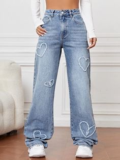 Heart Pattern Clothes, Heart Jeans Outfit, Jeans With Hearts, Jeans With Designs, Heart Jeans, Heart Pants, Look Casual Chic, Patterned Jeans