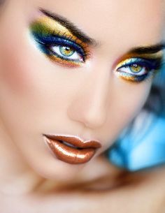 Dramatic and colorful makeup Extreme Make-up, Eye Makeup Glitter, Drag Make-up, Bright Makeup, Beauty Corner, Dramatic Eyes, Gold Makeup, Makeup Hacks, Hooded Eyes