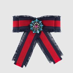 Gucci Broche con Lazo de Otomán con Tribanda Gucci Outfit, Web Patterns, Grosgrain Ribbon Bows, Gucci Store, Gucci Gifts, Gucci Jewelry, Bow Brooch, Gucci Fashion, Crystal Pearls