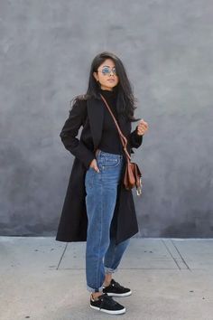 Explore 22 Trendy Black Sneakers Outfit Ideas for 2024 Style Fall Fashion Coats, Looks Jeans, Mom Jeans Outfit, Moda Jeans, Trik Fotografi, Winter Trends, Mode Inspo, Casual Winter Outfits, 가을 패션