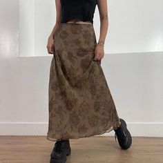 Looks Rihanna, Brown Maxi Skirts, Skirt Aesthetic, Grunge Skirt, Mesh Maxi Skirt, Style College, Floral Print Maxi Skirt, Skirt Streetwear, Rock Outfit