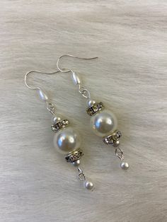 Hi Everyone, This pair so pretty and dainty and classy,  Handmade Earrings, White Pearl Beads, Silver Rhinestone Spacers, Silver Dangle Earrings. Handmade fashion light weight earrings accessories. What a perfect simple gifts for every women that loves pretty earrings. Perfect Mother's Day gifts or birthday or a special friend gift.  Can be for everyday look for women and her fashion accessory. The length is about 2 inches from top to bottom. Thank you for looking at my jewelry shop. Diy Earrings Pearl, Simple Bead Earrings, Diy Earrings Dangle, Silver Bead Earrings, Silver Wire Earrings, Beaded Earrings Diy, Beads Bracelet Design, Earring Ideas, Earrings Accessories