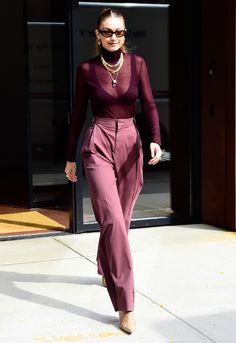 Poofy Sleeves, Chique Outfit, Gigi Hadid Style, Walking Down The Street, Model Pose, Hadid Style, Looks Street Style, Sarah Jessica Parker, Beauty And Fashion