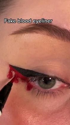 Diy Last Minute Costumes Women, Halloween Makeup Easy Eyeliner, Easy Halloween Eyeliner Ideas, Vampire Makeup Eyes, Easy Blood Makeup, Clown Makeup Eyeliner, Simple Halloween Makeup Looks Eyeliner, Halloween Eyeliner Hooded Eyes, Halloween Makeup Looks For School