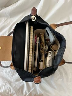 Aesthetic Bags For College, Big Bag Aesthetic, Aesthetic Bags For School, Longchamp Bag Aesthetic, In My Bag Aesthetic, My Bag Aesthetic, School Handbags, Study Bag, Everyday Bag Essentials