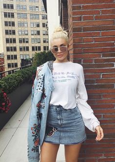 denim jacket + denim skirt Moda Kylie Jenner, Looks Kylie Jenner, Estilo Kylie Jenner, Kylie Kristen Jenner, King Kylie, Kendall Jenner Outfits