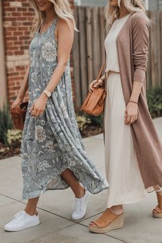 Looking for the perfect shoes to complement your tank dress? From strappy sandals and chic flats to casual sneakers and stylish wedges, find the ideal footwear for your tank dress and elevate your summer look effortlessly. Cushioned Running Shoes, Chic Flats, Best Shoes, Tank Top Dress, Comfortable Heels, Summer Look