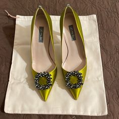 Rish Yellow/Green Satin 100 Mm Heel Size 38 Never Used Shoe Closets, Sarah Jessica Parker Shoes, Sara Jessica Parker, Red Shoes Heels, Silver Glitter Heels, Sparkle Heels, Glitter Pumps, Glitter Sandals, T Strap Heels