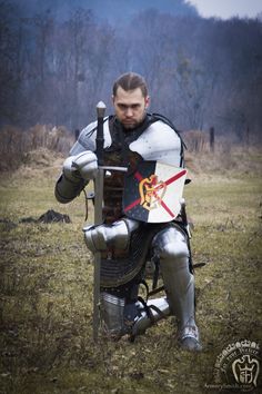 Knight Kneeling, Kneeling Reference, Historical Cosplay, Western Armor, Knight Aesthetic, Knight In Armor, Warrior Man, Armor Medieval, Medieval Armour