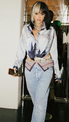 Dyed Mullet, Vintage Outfits Ideas, Ugg Outfit Ideas, Winter Footwear, Versatile Shoes, Uggs Outfit, Dope Hairstyles, Kehlani