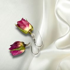 Real roses earrings with 925 sterling silver ear hooks. At least every woman loves flowers, whatever model. They love watching the rain make the blossoms of the roses soak up water, and then the wonder when the blossom opens. We love it all too, which is why we made our 925 sterling silver earring with real rose buds. Are you looking for a Valentine's Day gift to move your loved one? Are you still looking for a nice gift to move your mother, sister, aunt or friend who has already bought new shoe Bride Wedding Gift, Real Rose, Wedding Gifts For Bride, Nature Inspired Jewelry, Inspired Jewelry, 925 Sterling Silver Chain, Gold Collection, Rose Earrings, Nature Jewelry