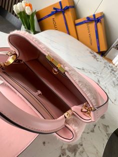 Size: 31.5cm*20cm*11cm It comes with Dust box, Care manual, Tag, and Paper bag. Lady Bags, New Handbags, Caribbean Netherlands, Crossbody Shoulder Bag, Wellness Design, Paper Bag, Clutch Bag, Essence, Bag Lady