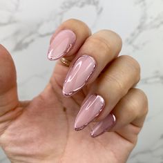 Oval Rose Gold Nails, Rose Gold Nails Almond Shape, Pink Nails With Gold Accent, Pink And Gold Almond Nails, Pinky Nude Nails Almond, Rose Gold Almond Nails, Pink Rose Gold Nails, Rose Gold French Tip, Gold Rose Nails