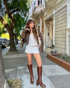 Summer Boots Outfit, Brown Boots Outfit, Fest Outfits, 2024 Outfits, Foto Tips, Looks Party, Miniskirt Outfits, Classy Style, Looks Street Style