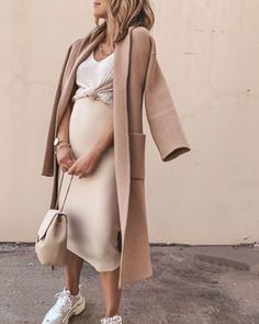 Fall Maternity Outfits Second Trimester, Pregnancy Winter Outfits, At Home Workout Routine, Pregnant Street Style, Home Workout Routine, Trendy Maternity Outfits