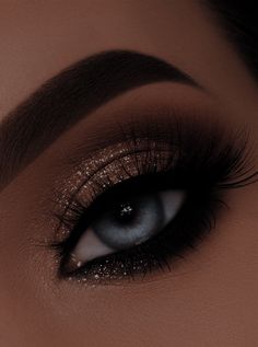 Trucco Smokey Eye, Black Smokey Eye Makeup, Evening Eye Makeup, Black Eye Makeup, Gold Makeup Looks, Eye Makeup Images, Pretty Eye Makeup, Wedding Eye Makeup, Gold Eye Makeup