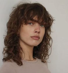 Shag Haircut Oblong Face, Side Part Shag, Tight Curly Hair, Oblong Face Hairstyles, Oblong Face, Long Curly Haircuts, Face Hairstyles, Funky Hair, Short Ombre