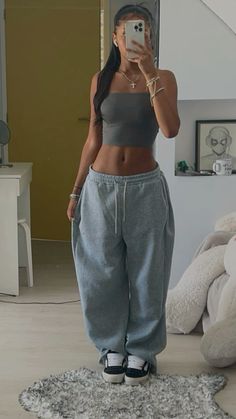 Cute Lazy Outfits Aesthetic, Cozy Casual Outfits Summer, Cute Lazy Day Outfits For Summer, Tops With Sweatpants, Lazy Day Outfits Summer, Lazy Day Fits, Foto Streetwear, Joggers Aesthetic, Streetwear Sweatpants Outfit