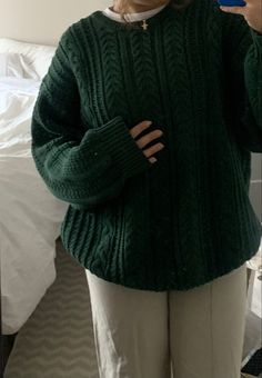 Sweater Over Turtleneck, Dark Green Sweater Outfit, Green Jumper Outfit, Chunky Sweater Outfit, Green Sweater Outfit, Cable Knit Sweater Outfit, Green Sweater Women, Aesthetic Sweaters, Dark Green Sweater