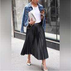 Black Pleated Maxi Skirt With Wide Elastic Waistband - Osfm Details: Waist - 23.5” - 31.2” Waist Flat Lay - 11.75” Length - 28.47” Please Ask All Questions Prior To Purchase. Outfit Elegantes, Chique Outfit, Paris Chic